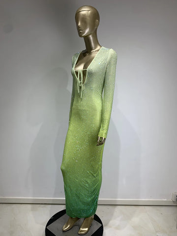 Enges Maxikleid mit V-Ausschnitt und Farbverlauf in Diamant-Wasserdiamanten-Optik