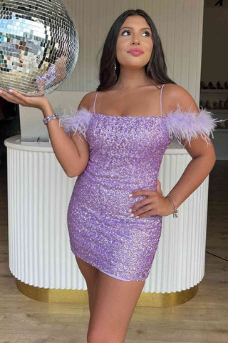Figurbetontes Homecoming-Kleid mit Pailletten und Federn