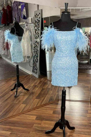 Figurbetontes Homecoming-Kleid mit Pailletten und Federn