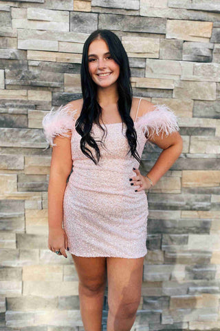 Figurbetontes Homecoming-Kleid mit Pailletten und Federn
