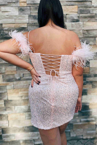 Figurbetontes Homecoming-Kleid mit Pailletten und Federn