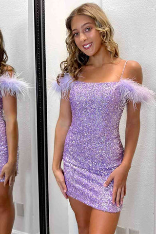 Figurbetontes Homecoming-Kleid mit Pailletten und Federn