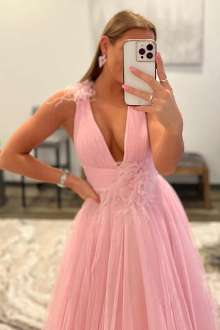 Rückenfreies, langes, formelles Kleid aus Tüll mit tiefem V-Ausschnitt und Federn in Rosa