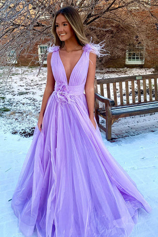 Rückenfreies, langes, formelles Kleid aus Tüll mit tiefem V-Ausschnitt und Federn in Rosa