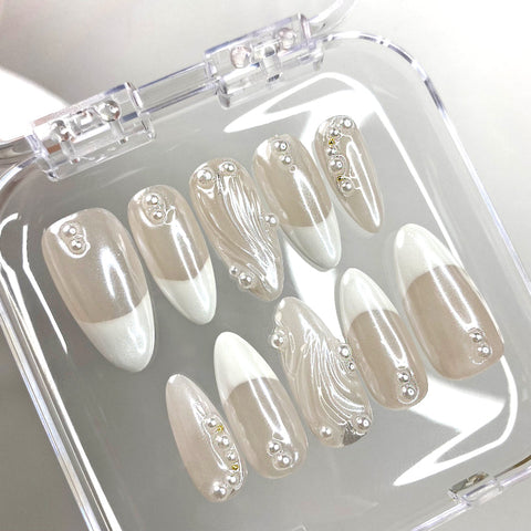 Minimally Designed French NailsCarefully designed pure handmade press-on gel nails