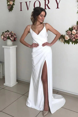 Elfenbeinfarbenes Etui-Brautkleid mit V-Ausschnitt und rückenfreiem Spaghettiträger und Schlitz