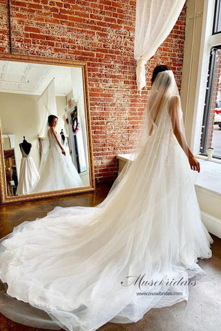 Elfenbeinfarbenes A-Linien-Brautkleid mit Tüllspitze und V-Ausschnitt und Schleppe, Brautkleider
