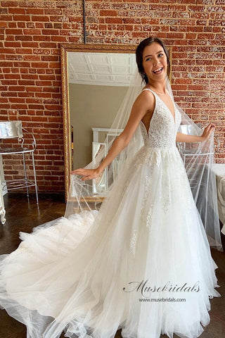Elfenbeinfarbenes A-Linien-Brautkleid mit Tüllspitze und V-Ausschnitt und Schleppe, Brautkleider