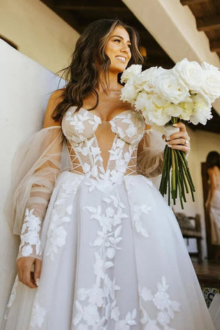 Langärmliges, schulterfreies Bohemian-Brautkleid mit Spitzenapplikationen