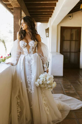 Langärmliges, schulterfreies Bohemian-Brautkleid mit Spitzenapplikationen