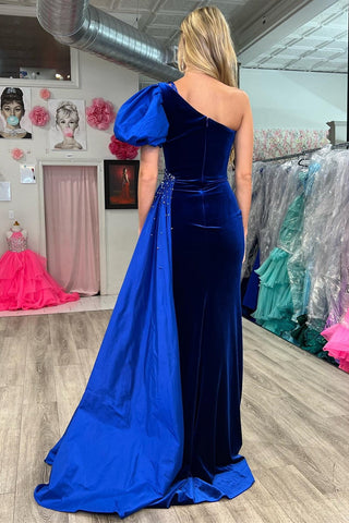 Langes Abendkleid aus Samt mit One-Shoulder-Träger und angenähter Schleppe