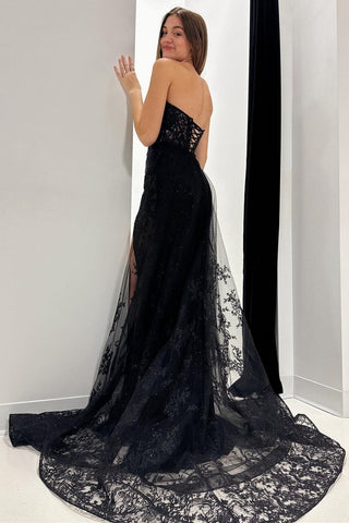 Schwarzes, trägerloses, langes Abendkleid aus Spitze mit angenähter Schleppe