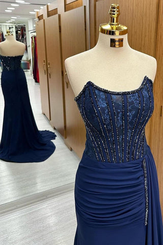 Langes, trägerloses Abendkleid mit Spitzenbesatz und angenähter Schleppe