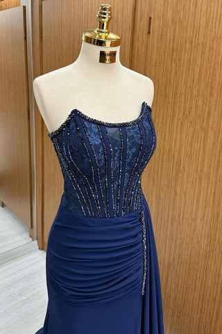 Langes, trägerloses Abendkleid mit Spitzenbesatz und angenähter Schleppe