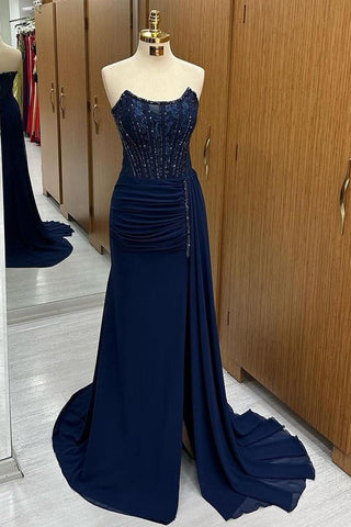 Langes, trägerloses Abendkleid mit Spitzenbesatz und angenähter Schleppe
