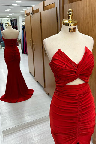 Trägerloses, langes Meerjungfrauen-Abendkleid mit gedrehtem Knoten und Schlitz