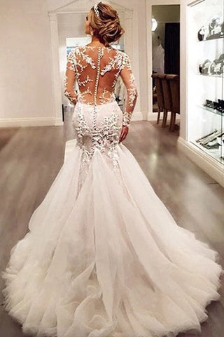 Elegantes, langärmliges, elfenbeinfarbenes Brautkleid mit Hofschleppe und Spitzenapplikationen