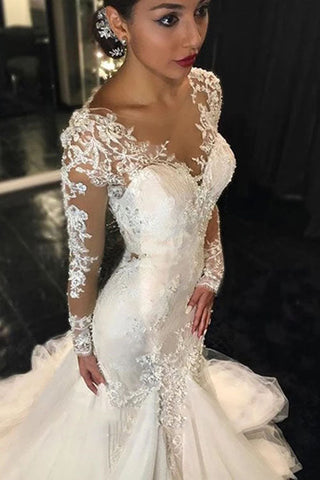 Elegantes, langärmliges, elfenbeinfarbenes Brautkleid mit Hofschleppe und Spitzenapplikationen