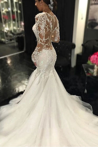 Elegantes, langärmliges, elfenbeinfarbenes Brautkleid mit Hofschleppe und Spitzenapplikationen
