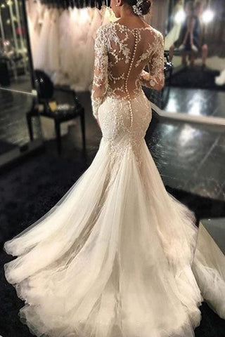 Elegantes, langärmliges, elfenbeinfarbenes Brautkleid mit Hofschleppe und Spitzenapplikationen