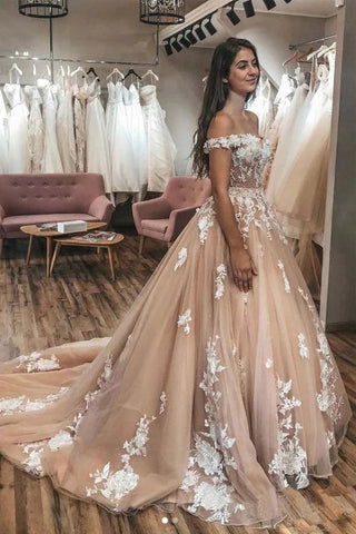 Elfenbeinfarbenes, schulterfreies Brautkleid mit Spitzenapplikationen und Hofschleppe