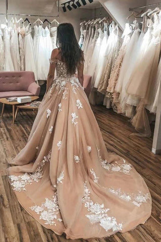 Elfenbeinfarbenes, schulterfreies Brautkleid mit Spitzenapplikationen und Hofschleppe