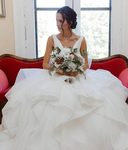 Organza V-Ausschnitt Ballkleid Brautkleid mit Rüschen Perlenbesatz Schärpe Brautkleid