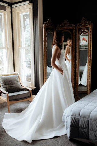 Elegantes langes Satin-Brautkleid mit Rundhalsausschnitt und Taschen, schlichtes Brautkleid