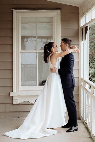 Elegantes langes Satin-Brautkleid mit Rundhalsausschnitt und Taschen, schlichtes Brautkleid