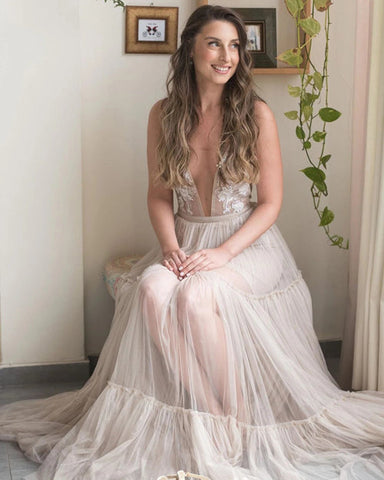 A-Linien-Brautkleid mit Stickereien und Applikationen im V-Ausschnitt im Bohème-Stil aus Tüll