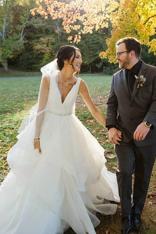 Organza V-Ausschnitt Ballkleid Brautkleid mit Rüschen Perlenbesatz Brautkleid