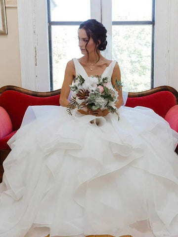 Organza V-Ausschnitt Ballkleid Brautkleid mit Rüschen Perlenbesatz Brautkleid