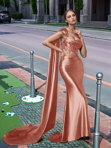 Langes Ballkleid aus Spitze mit One-Shoulder-Träger und Schleppe