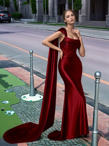 Langes Ballkleid aus Spitze mit One-Shoulder-Träger und Schleppe