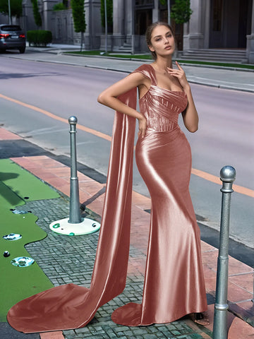 Langes Ballkleid aus Spitze mit One-Shoulder-Träger und Schleppe