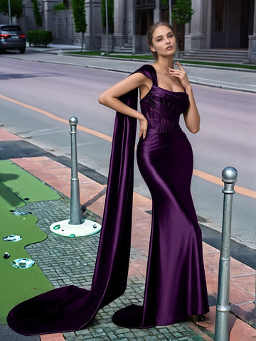 Langes Ballkleid aus Spitze mit One-Shoulder-Träger und Schleppe