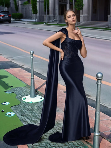 Langes Ballkleid aus Spitze mit One-Shoulder-Träger und Schleppe