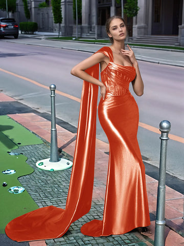 Langes Ballkleid aus Spitze mit One-Shoulder-Träger und Schleppe