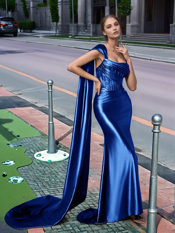 Langes Ballkleid aus Spitze mit One-Shoulder-Träger und Schleppe