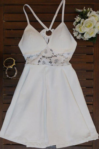 Schlichtes A-Linien-Homecoming-Kleid mit V-Ausschnitt und Spaghettiträgern und X-Rücken, 