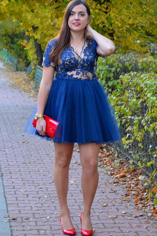 Transparentes Homecoming-Kleid mit tiefem V-Ausschnitt, kurzen Ärmeln und Applikationen 