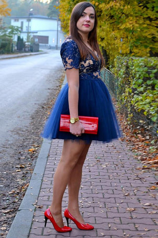 Transparentes Homecoming-Kleid mit tiefem V-Ausschnitt, kurzen Ärmeln und Applikationen 
