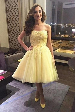Schulterfreies A-Linien-Homecoming-Kleid aus Tüll mit Applikationen 