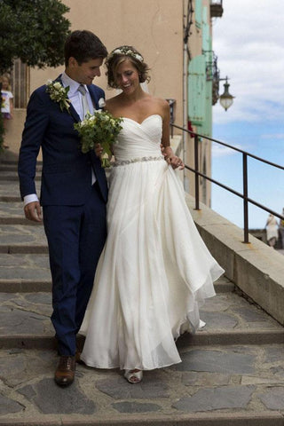 Schlichtes weißes Chiffon-Brautkleid mit trägerlosem Ausschnitt und bodenlanger Träger 