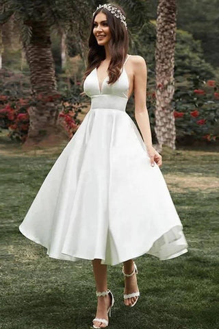Schlichtes A-Linien-Hochzeitskleid mit Spaghettiträgern und knielangem Brautkleid
