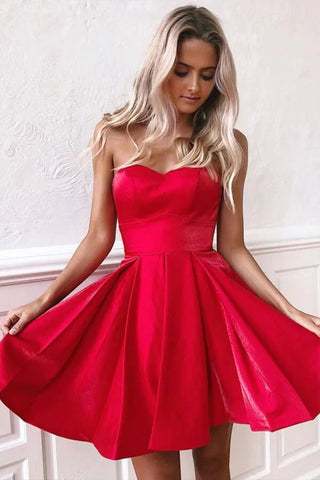 Robe de soirée courte en satin simple sans bretelles avec décolleté en cœur