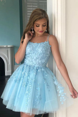 Himmelblaues kurzes A-Linien-Heimkehrkleid mit Spaghettiträgern und Spitzenapplikationen