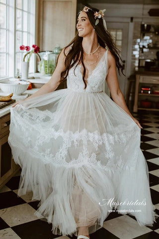 Tulle A-line V-neck Bohemian Wedding Dresses With Lace Appliques