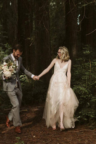 Tulle A-line V-neck Spaghetti Straps Lace Appliques Wedding Dresses