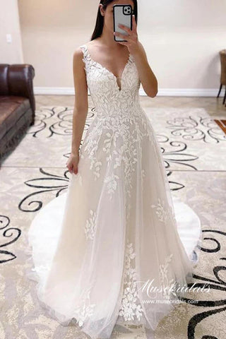 Tulle A-line V -neck Sweep Train Wedding Dresses With Lace Appliques
